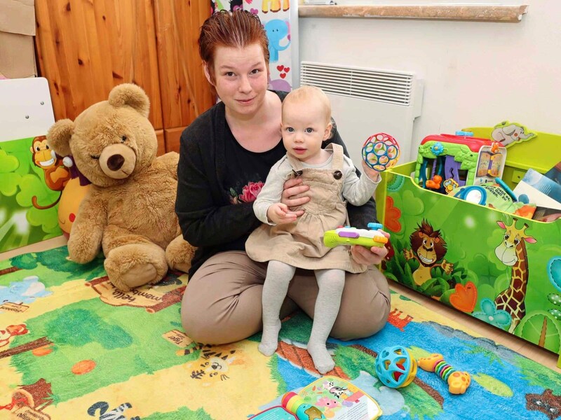 Jennifer Borek mit ihrer kleinen Tochter Annalena in ihrer neuen Wohnung. (Bild: Judt Reinhard)