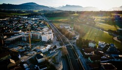 Seekirchen entwickelt sich rasant. Hunderte Wohnungen befinden sich derzeit in Fertigstellung. (Bild: Scharinger Daniel)