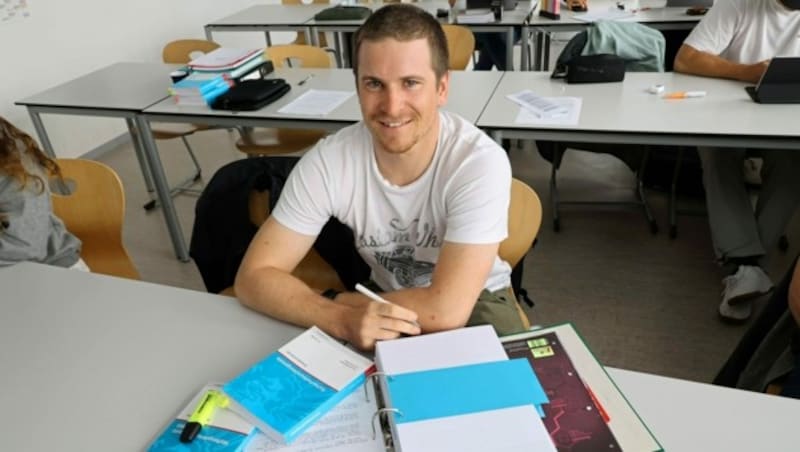 Auch Fabio Gstrein aus der Ötztaler Skifahrerdynastie und die Profi-Skateboarderin Alisa Fessl drücken gerade die Schulbank. (Bild: Christian Jauschowetz)