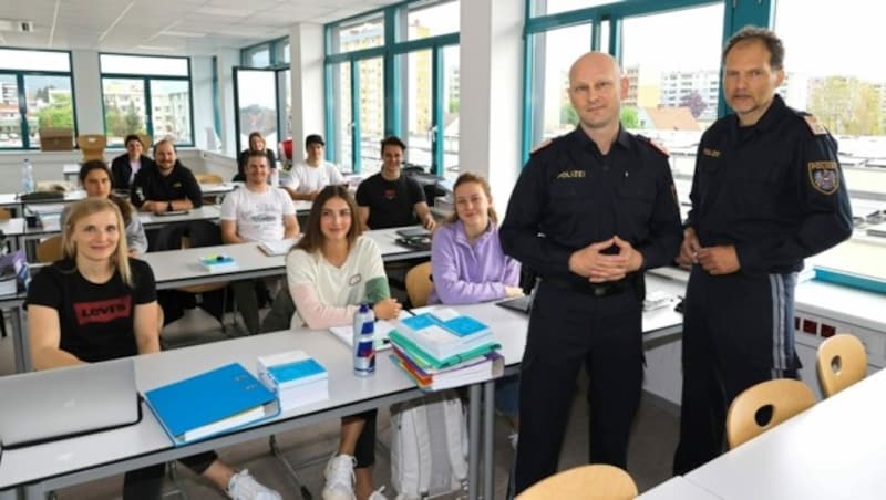 Die Chefinspektoren René Stockner (l.) und Fritz Pregartner sind Lehrgangskommandanten der Spitzensport-Kurse im Bildungszentrum in Graz. (Bild: Christian Jauschowetz)