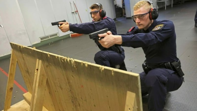 Bis ins kleinste Detail wird der Umgang mit der Waffe trainiert. Ungewohntes Terrain für die Spitzensportler. (Bild: Christian Jauschowetz)