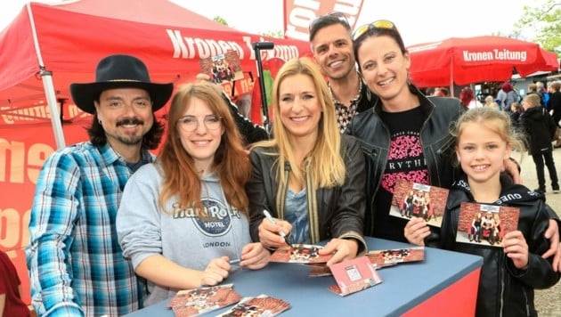 Ein besonderes Highlight: Die Musiker der Band „More than words“ bei der Autogrammstunde am „Krone“-Stand. (Bild: Rojsek-Wiedergut Uta) Ein besonderes Highlight: Die Musiker der Band „More than words“ bei der Autogrammstunde am „Krone“-Stand. (Bild: Rojsek-Wiedergut Uta)