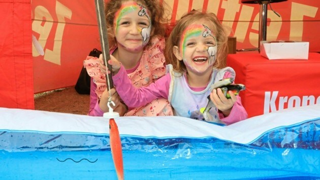 Petri Heil! Beim „Krone“-Stand können sich die Kinder tolle Preise angeln. Von Sonnenbrillen bis zum Lesefuchs-Stofftier ist alles dabei. Die beiden Mädels waren kurz davor schon im Spieleland und ließen sich von den Animateuren Einhörner und Regenbögen ins Gesicht schminken. (Bild: Rojsek-Wiedergut Uta) Petri Heil! Beim „Krone“-Stand können sich die Kinder tolle Preise angeln. Von Sonnenbrillen bis zum Lesefuchs-Stofftier ist alles dabei. Die beiden Mädels waren kurz davor schon im Spieleland und ließen sich von den Animateuren Einhörner und Regenbögen ins Gesicht schminken. (Bild: Rojsek-Wiedergut Uta)