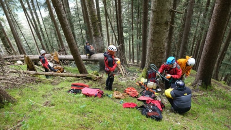 Das Rettungsteam wurde mit dem Heli zum Einsatzort geflogen (Bild: zoom.tirol)