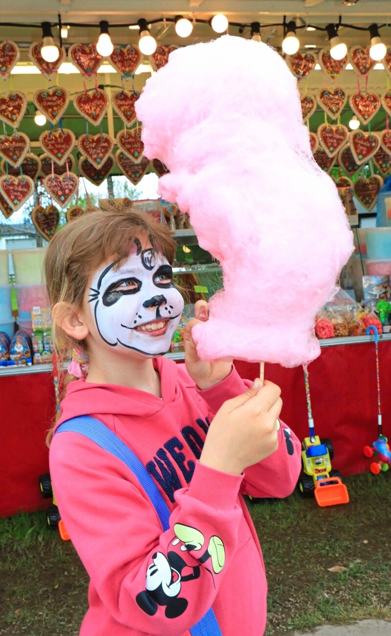 Nach dem Kinderschminken darf man sich schon etwas gönnen: Eine große Portion Zuckerwatte beispielsweise! (Bild: Rojsek-Wiedergut Uta)