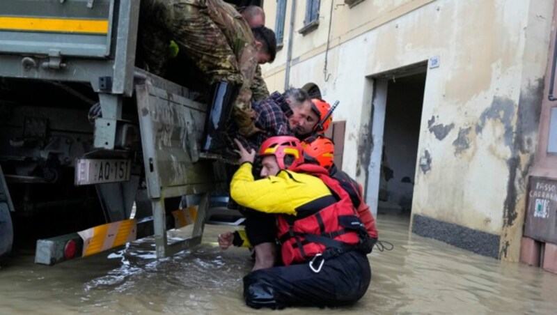 14 Menschen sind durch die Überschwemmungen diese Woche gestorben. (Bild: AP Photo/Luca Bruno)