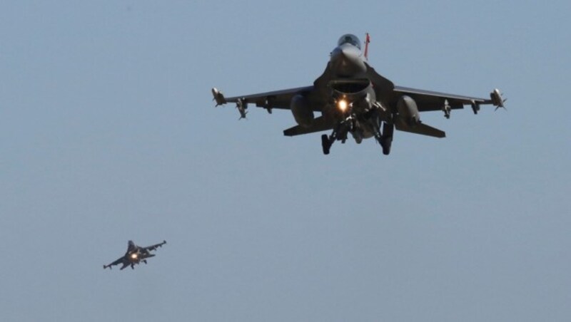F-16-Kampfjets bei einer Übung (Bild: AP)