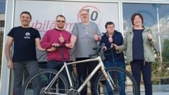 Reinhard Carda (Mitte) mit Leopold Kalteis vom Radshop (li.), Kathrin Jungwirth mit Mitarbeitern Jakob und Gerhard. (Bild: zVg)