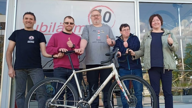 Reinhard Carda (Mitte) mit Leopold Kalteis vom Radshop (li.), Kathrin Jungwirth mit Mitarbeitern Jakob und Gerhard. (Bild: zVg)