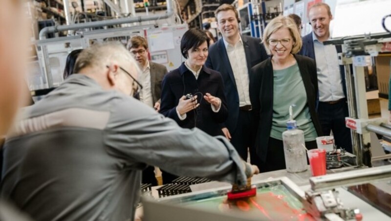 Klimaschutzministerin Leonore Gewessler mit Landesrat Stefan Kaineder (Mitte) bei Vorreiter Fronius in Sattledt. (Bild: Werner Dedl)