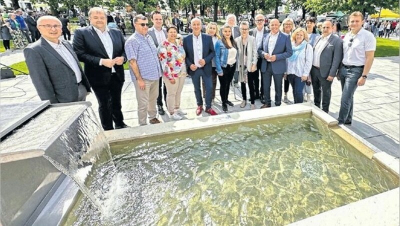 Mehr als 300 Oberwarter, darunter Bürgermeister Georg Rosner, kamen zur feierlichen Eröffnung des Stadtparks. (Bild: Christian Schulter)