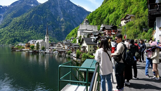 Im Disney-Film „Die Eiskönigin“ war genau dieses Panorama von Hallstatt zu sehen, seitdem stürmen Touristen den Foto-Spot - zum Leidwesen der Anwohner. (Bild: Dostal Harald)