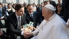 Abgeordneter Brandweiner, im Bild mit Botschafter Marcus Bergmann, sprach mit Papst Franziskus auf Deutsch. (Bild: Vatican Media)