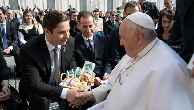 Abgeordneter Brandweiner, im Bild mit Botschafter Marcus Bergmann, sprach mit Papst Franziskus auf Deutsch. (Bild: Vatican Media)