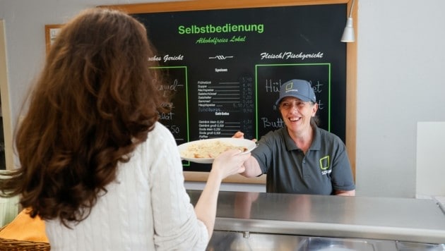 Im Salzburger „Schmankerl“ werden seit Jahresbeginn täglich um 40 Prozent mehr warme Essen um 5,50 Euro ausgegeben als im Vorjahr. Die Armut nimmt spürbar zu. (Bild: Tschepp Markus)
