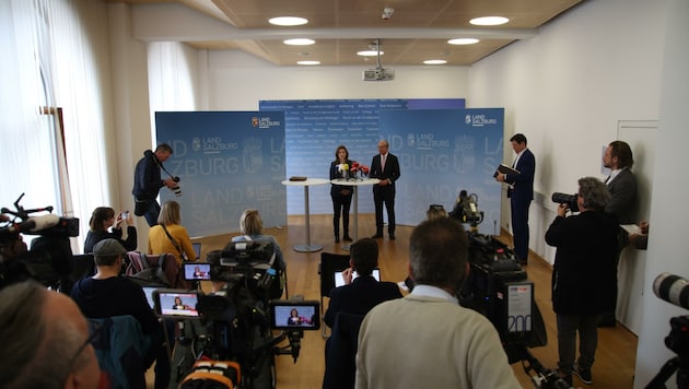 Das Landesmedienzentrum organisierte beispielsweise die nur dreiminütige, inhaltslose Pressekonferenz zum Zwischenstand der Regierungsverhandlungen, bei der keine Fragen der anwesenden Journalisten beantwortet wurden. (Bild: Tröster Andreas)