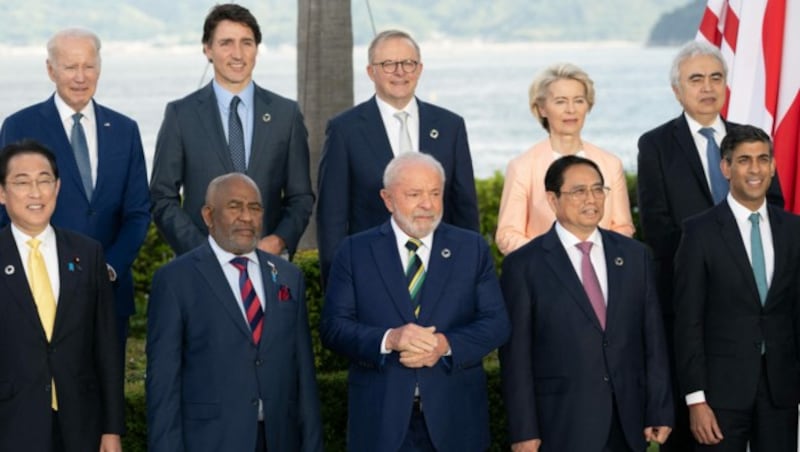 Obere Reihe (v.l.n.r.): US-Präsident Joe Biden, Kanadas Premierminister Justin Trudeau, Australiens Premierminister Anthony Albanese, die Präsidentin der Europäischen Kommission Ursula von der Leyen und der Exekutivdirektor der Internationalen Energieagentur Fatih Birol. Untere Reihe (v.l.n.r.): Der japanische Premierminister Fumio Kishida, der Präsident der Komoren, Azali Assoumani, der brasilianische Präsident Luiz Inacio Lula de Silva, der vietnamesische Premierminister Pham Minh Chinh und der britische Premierminister Rishi Sunak (Bild: AFP)