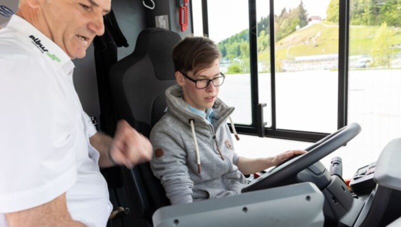 Albus-Fahrer Paul Kaltenegger weist den 19-jährigen Fabian Salvenmoser im e-Bus ein (Bild: Camera Suspicta / Susi Berger)