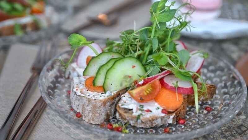 Ausgewogen muss es sein: Serviert wurde ein Brot mit selbstgemachtem Aufstrich und Erbsenkresse. (Bild: Kerstin Joensson)