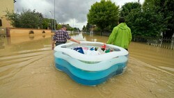 Im Pool bringen Italiens Bewohner ihren Besitz in Sicherheit. (Bild: The Associated Press)