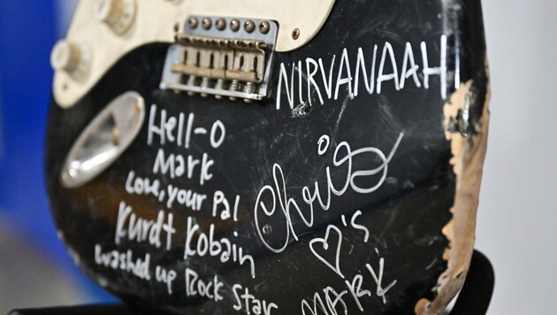 Die versteigerte Gitarre von Kurt Cobain in New York (Bild: AFP)