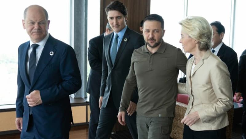 von links: Scholz, Kanadas Premierminister Justin Trudeau, Ukraines Präsident Wolodymyr Selenskyj und EU-Kommissionspräsidentin Ursula von der Leyen (Bild: Pool/AP)