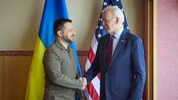 von links: Der ukrainische Präsident Wolodymyr Selenskyj und US-Präsident Joe Biden (Bild: AFP)