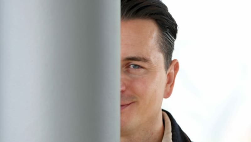 Seine bodenständige Musik aus Österreich sei allerdings ohne politische Botschaften - nur „gelebte Tradition und Lebensfreude“, sagte der Sänger. (Bild: APA/dpa/Karl-Josef Hildenbrand)