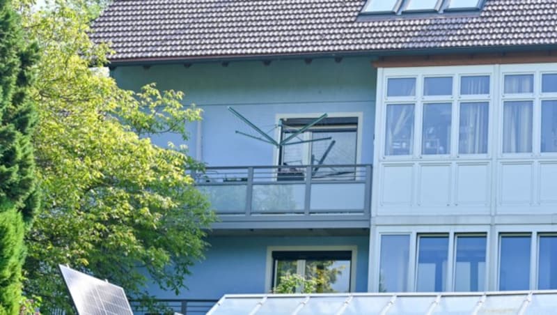 Von diesem Balkon warf der Tatverdächtige das Messgewicht auf seinen Schwiegersohn. (Bild: © Harald Dostal / 2023)