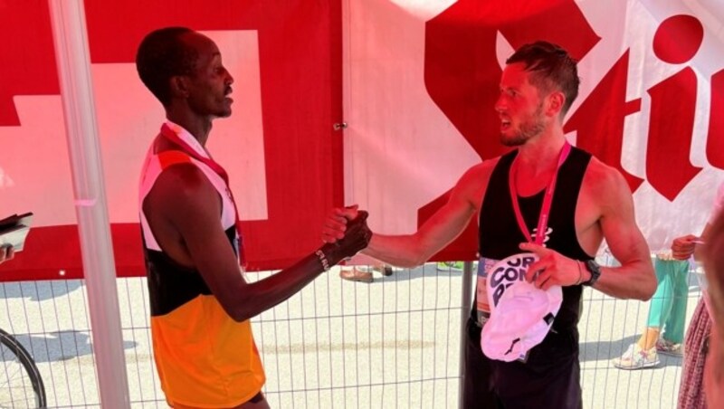 Marathon-Sieger Simon Kamau Njeri (li.) und der Zweite Yohan Zaradzki suchten im Ziel den Schatten. (Bild: Robert Groiß)