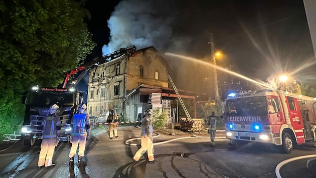 Rund 30 Einsatzkräfte von der Feuerwehr kämpften gegen den Brand an. (Bild: zoom.tirol)