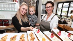 Sandra Harrer (rechts) - mit Tochter Lisa und Enkerl Noah - entwickelt neue Rezepte und packt im Geschäft mit an. (Bild: Judt Reinhard)