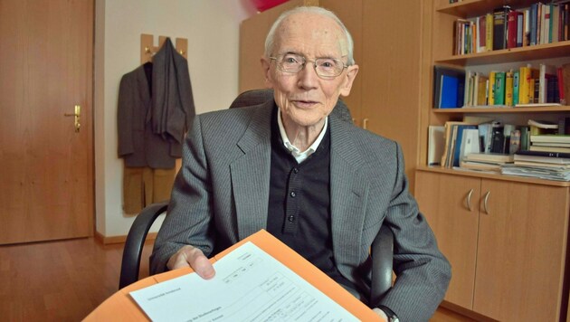 Pünktlich zum Besuch der „Tiroler Krone“ kam die Bestätigung der Uni Innsbruck über den erfolgreichen Abschluss des Studiums. (Bild: Manuel Schwaiger)
