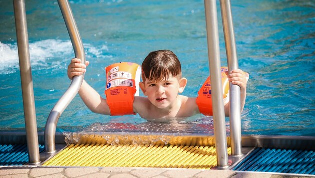 Schwimmen steht am Lehrplan, wer zahlt ist aber nicht offiziell geklärt. Dennis übte in Mattighofen am Sonntag mit seinen Eltern (Bild: Scharinger Daniel)