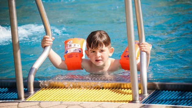 Schwimmen steht am Lehrplan, wer zahlt ist aber nicht offiziell geklärt. Dennis übte am Sonntag in Mattighofen mit seinen Eltern. (Bild: Scharinger Daniel)