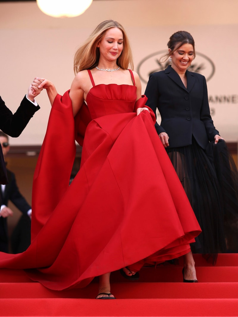 Flip-Flops statt High Heels: Jennifer Lawrence wollte einen unfallfreien Auftritt hinlegen. (Bild: APA/Vianney Le Caer/Invision/AP)