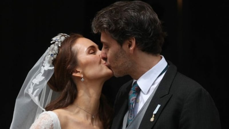 Sophie-Alexandra und Ludwig Prinz von Bayern küssen sich nach der Trauung. (Bild: Karl-Josef Hildenbrand / dpa / picturedesk.com)