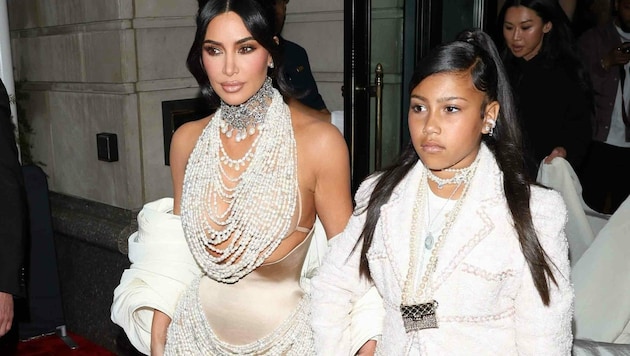 Kim Kardashian mit Tochter North am Rande der Met Gala in New York (Bild: www.PPS.at)