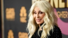 Cher posiert für die Kameras, hier bei einer TV-Aufzeichnung im März 2023. (Bild: Chris Pizzello / AP / picturedesk.com)