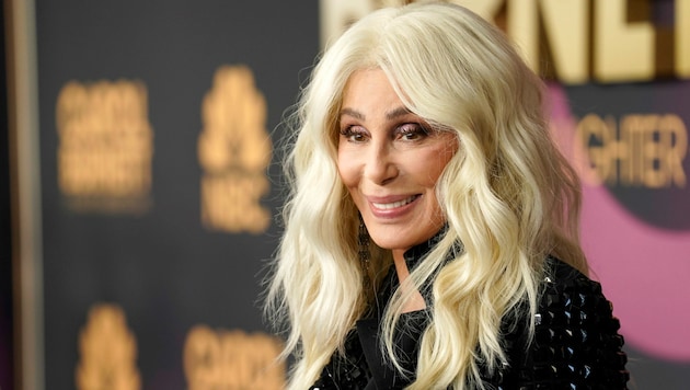 Cher posiert für die Kameras, hier bei einer TV-Aufzeichnung im März 2023. (Bild: Chris Pizzello / AP / picturedesk.com)