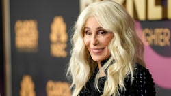 Cher posiert für die Kameras, hier bei einer TV-Aufzeichnung im März 2023. (Bild: Chris Pizzello / AP / picturedesk.com)