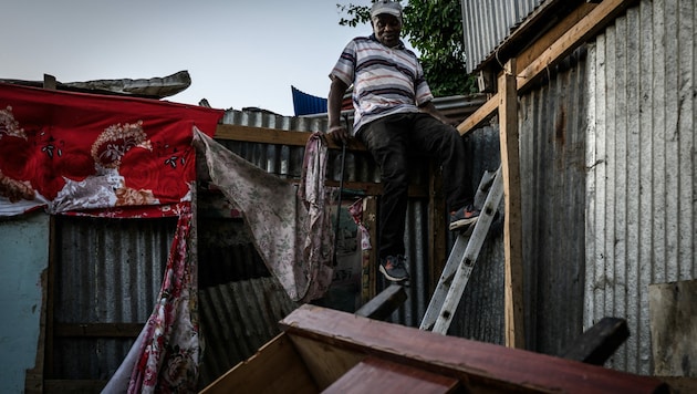 Auf der französischen Insel Mayotte im Indischen Ozean hat die Zerstörung eines der größten Armenviertel begonnen. (Bild: AFP)