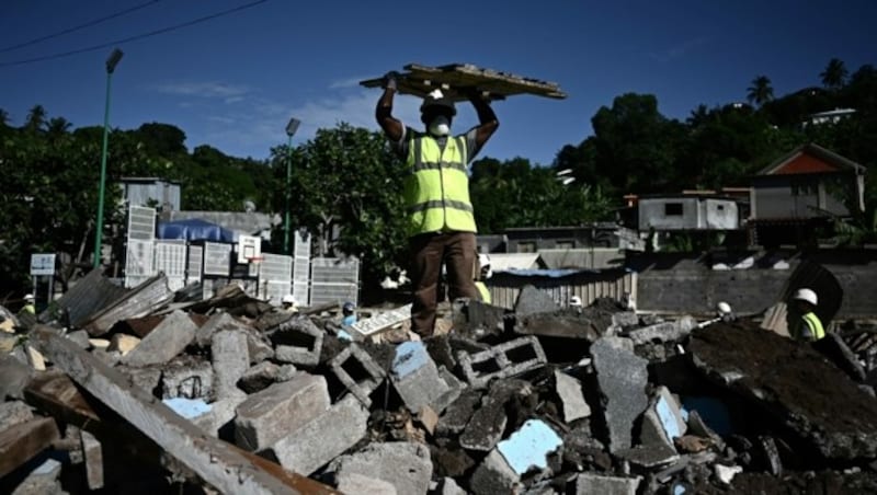 Insgesamt sollen auf der Insel in den kommenden Wochen etwa 1000 Unterkünfte zerstört werden. (Bild: AFP)