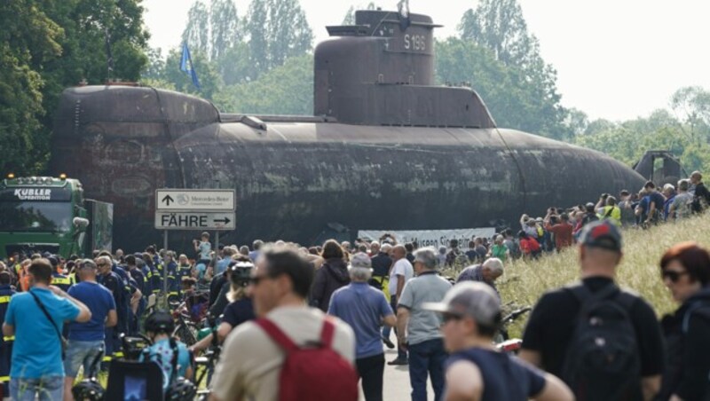 Ein Anblick, den man nicht alle Tage sieht ... Hunderte Schaulustige säumten die Straßen, um das U-Boot zu bewundern. (Bild: APA/dpa/Uwe Anspach)