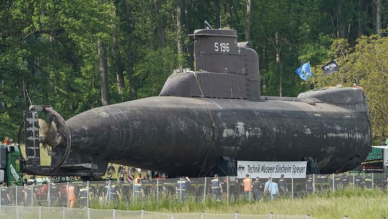 Nach dreiwöchiger Reise hat das ausgemusterte U-Boot seinen Zielort erreicht. (Bild: APA/dpa/Uwe Anspach)