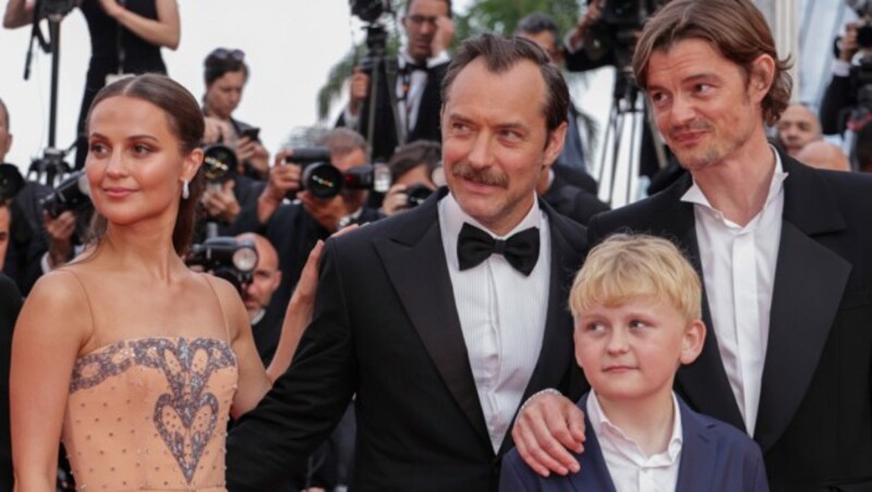 Alicia Vikander, Jude Law, Patrick Buckley und Sam Riley posieren bei der Premiere des Films „Firebrand“. (Bild: APA/Photo by Vianney Le Caer/Invision/AP)