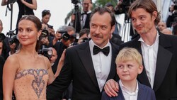 Alicia Vikander Jude Law, Patrick Buckley und Sam Riley posieren bei der Premiere des Films „Firebrand“. (Bild: APA/Photo by Vianney Le Caer/Invision/AP)