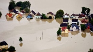 Dramatische Bilder wie bei den Hochwassern in den Jahren 2002 oder 2013 (Bild) soll es heuer nicht geben, aber noch ist nichts fix. (Bild: APA/MANFRED FESL)