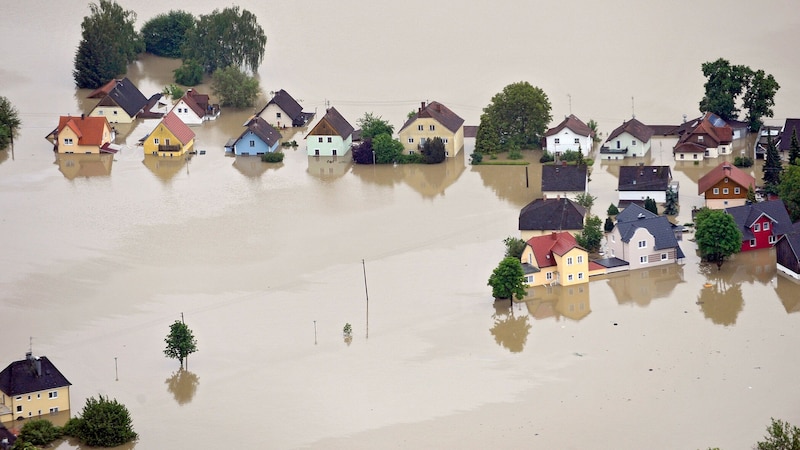 Dramatische Bilder wie bei den Hochwassern in den Jahren 2002 oder 2013 (Bild) soll es heuer nicht geben, aber noch ist nichts fix. (Bild: APA/MANFRED FESL)