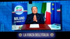 Silvio Berlusconi meldete sich am 6. Mai bei einem Parteitag der Forza Italia mittels Videobotschaft. (Bild: AP)